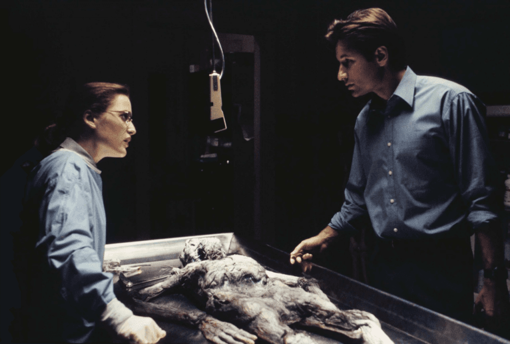 Scully_Mulder_Ray_Soames_Autopsy_The_X-Files_Pilot class="wp-image-58801" 