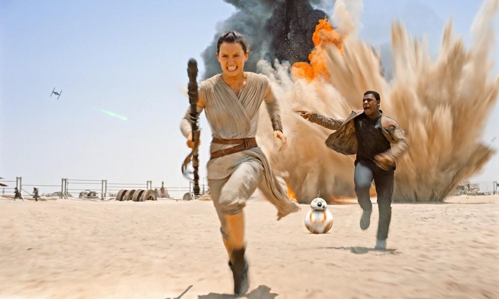 Rey wraz z Finnem i BB-8 uciekają przed siłami &quot;Nowego Porządku&quot; class="wp-image-71037" 