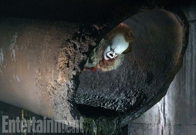 IT (2017) BILL SKARSGÅRD as Pennywise class="wp-image-77689" 