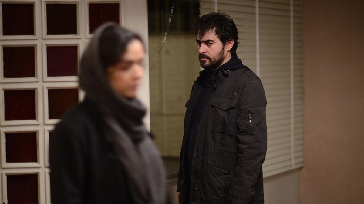 Taraneh Alidoosti i Shahab Hosseini jako Rana i Emad tuż po tajemniczym ataku class="wp-image-83766" 