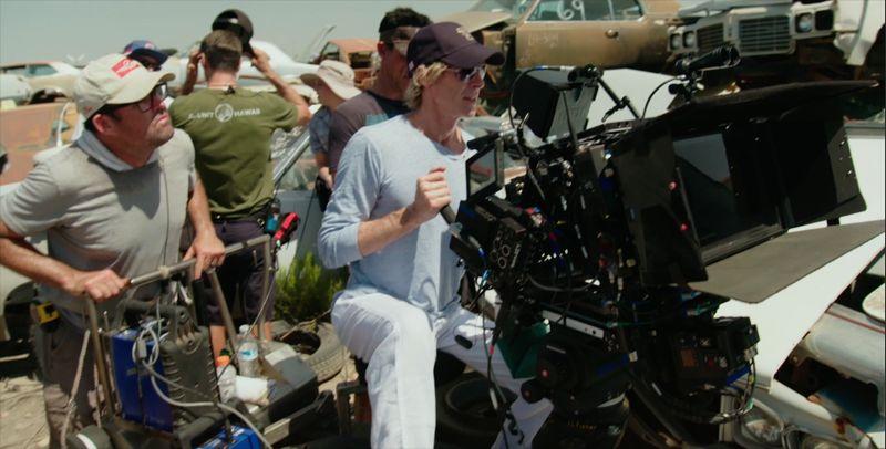 Michael Bay dierży w rękach kamerę IMAX-a na planie &quot;Transformers: Ostatni Rycerz&quot; class="wp-image-83770" 