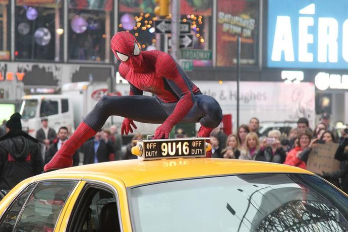 Kicz i absurd, które polubicie &#8211; recenzja filmu Niesamowity Spider-Man 2