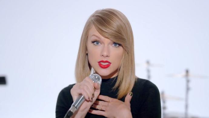 Taylor Swift w najsłodszy na świecie sposób pokazuje wszystkim środkowy palec. Zobaczcie teledysk do &#8222;Shake It Off&#8221;