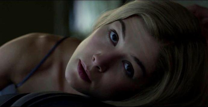 Szczery zwiastun &#8222;Zaginionej dziewczyny&#8221; od Screen Junkies pokazuje, jak bardzo pokręcony jest film Finchera