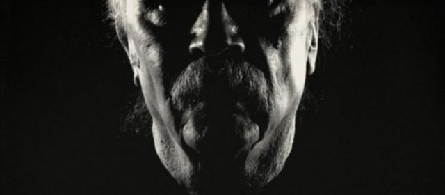 Posłuchajcie &#8222;Night&#8221; &#8211; nowego kawałka od mistrza horroru Johna Carpentera