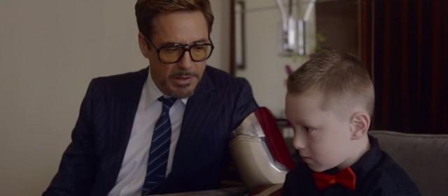 Iron Man wręcza bioniczne ramię małemu chłopcu