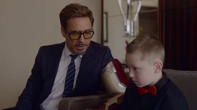 Iron Man wręcza bioniczne ramię małemu chłopcu