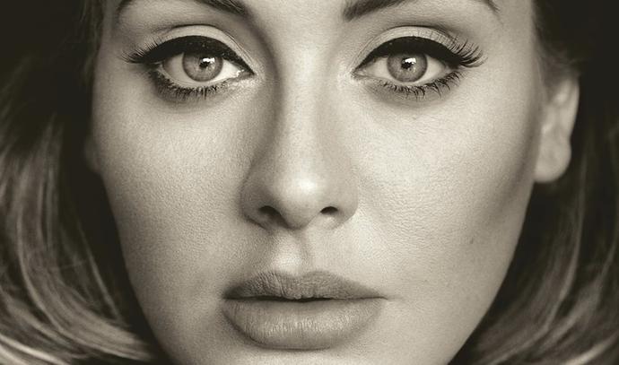 Adele prezentuje kolejny utwór z płyty. Posłuchaj "Water Under the Bridge"