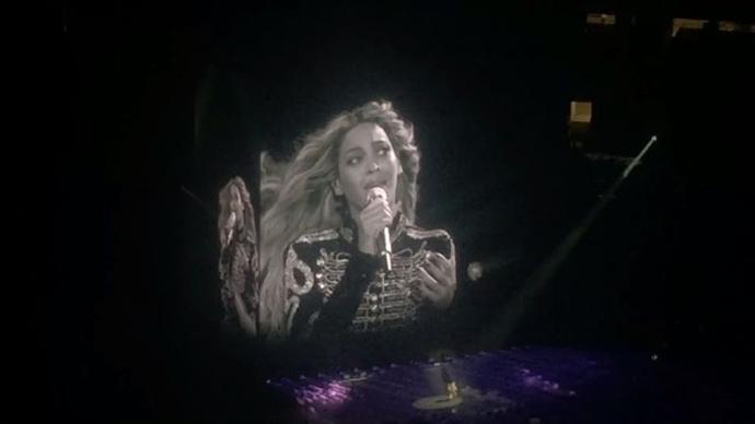 Beyoncé śpiewa "The Beautiful Ones" w hołdzie dla Prince'a