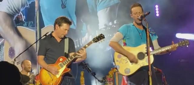 Michael J. Fox gra na żywo Johnny B. Goode z Coldplay
