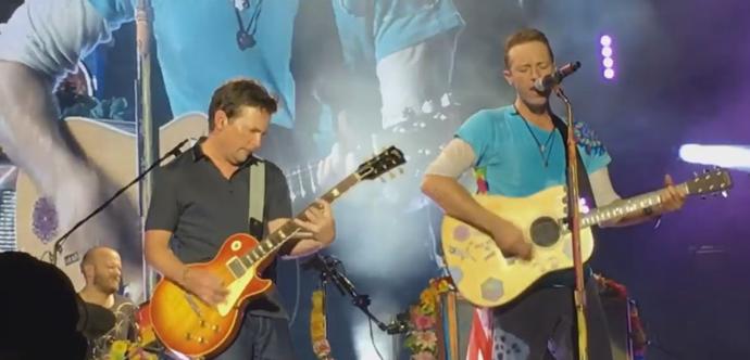 Michael J. Fox gra na żywo Johnny B. Goode z Coldplay