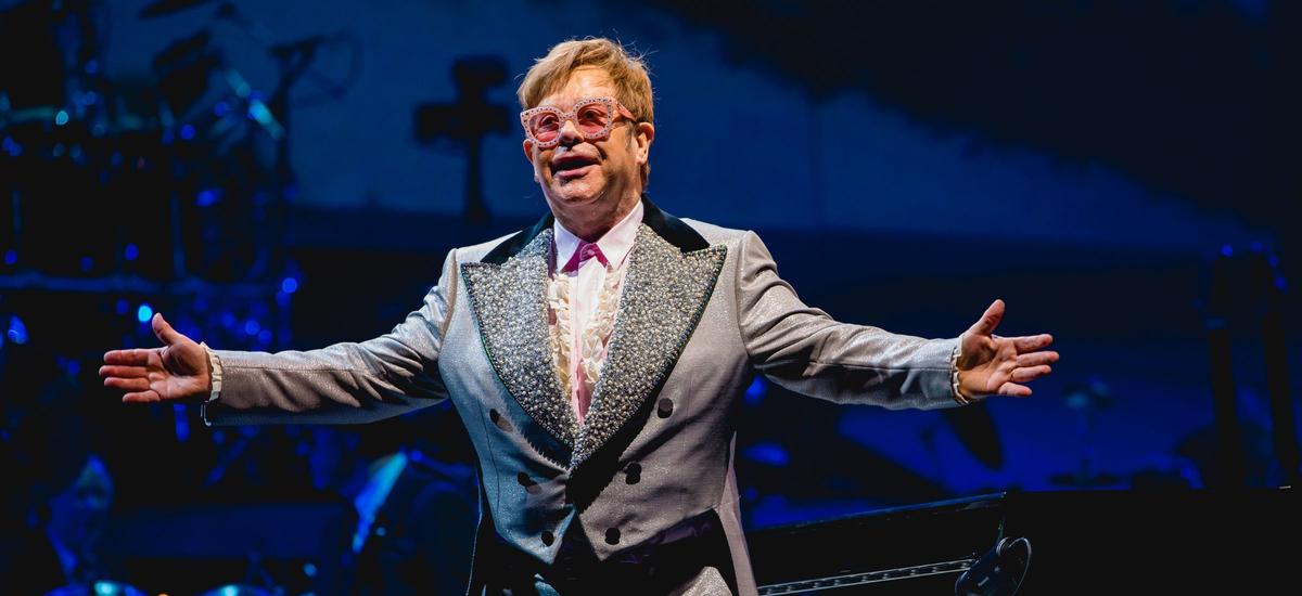 Wypadek w rezydencji Eltona Johna. Muzyk trafił do szpitala